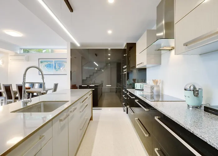 Bondi Holiday Home - Garden